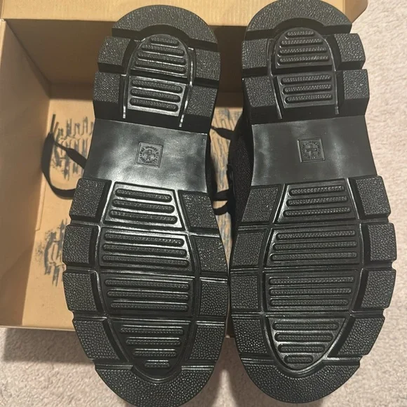 Dr. Martens Airwave Boots - Picture 9 of 11